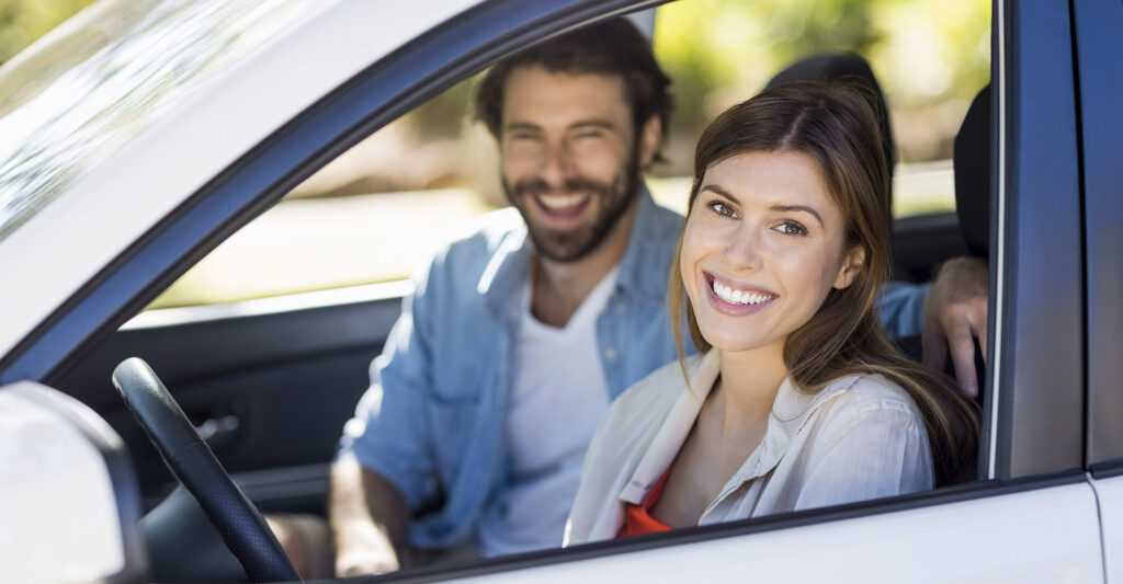 Casal feliz dentro do carro